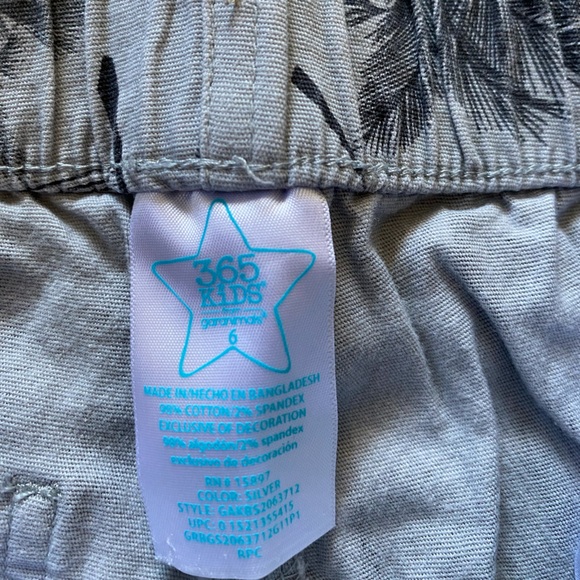 Boys size 6 shorts - Picture 2 of 2